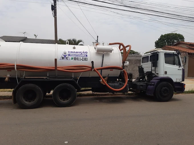 Caminhão da ABC Tradição para desentupimento e limpa fossa em Goiânia e região metropolitana