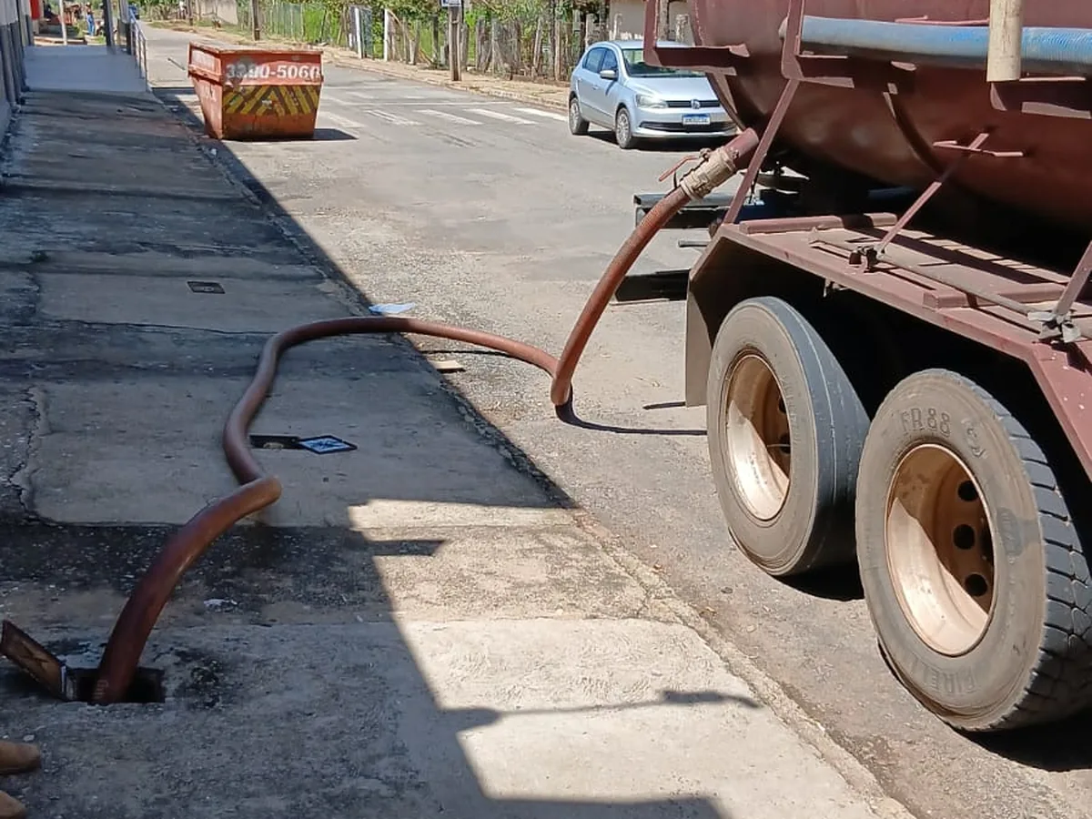 Atendimento de desentupimento com mangueira de sucção da ABC Tradição